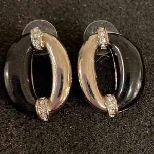 💥 $10 or 3 for $15 💥 Black and Silver Tone Earrings